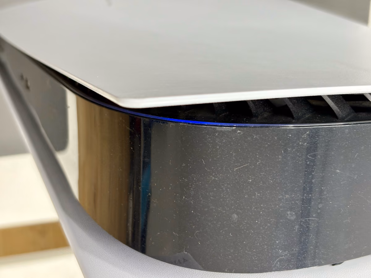 Close-up van het blauw pulserende powerlampje van een PS5 op de werkbank