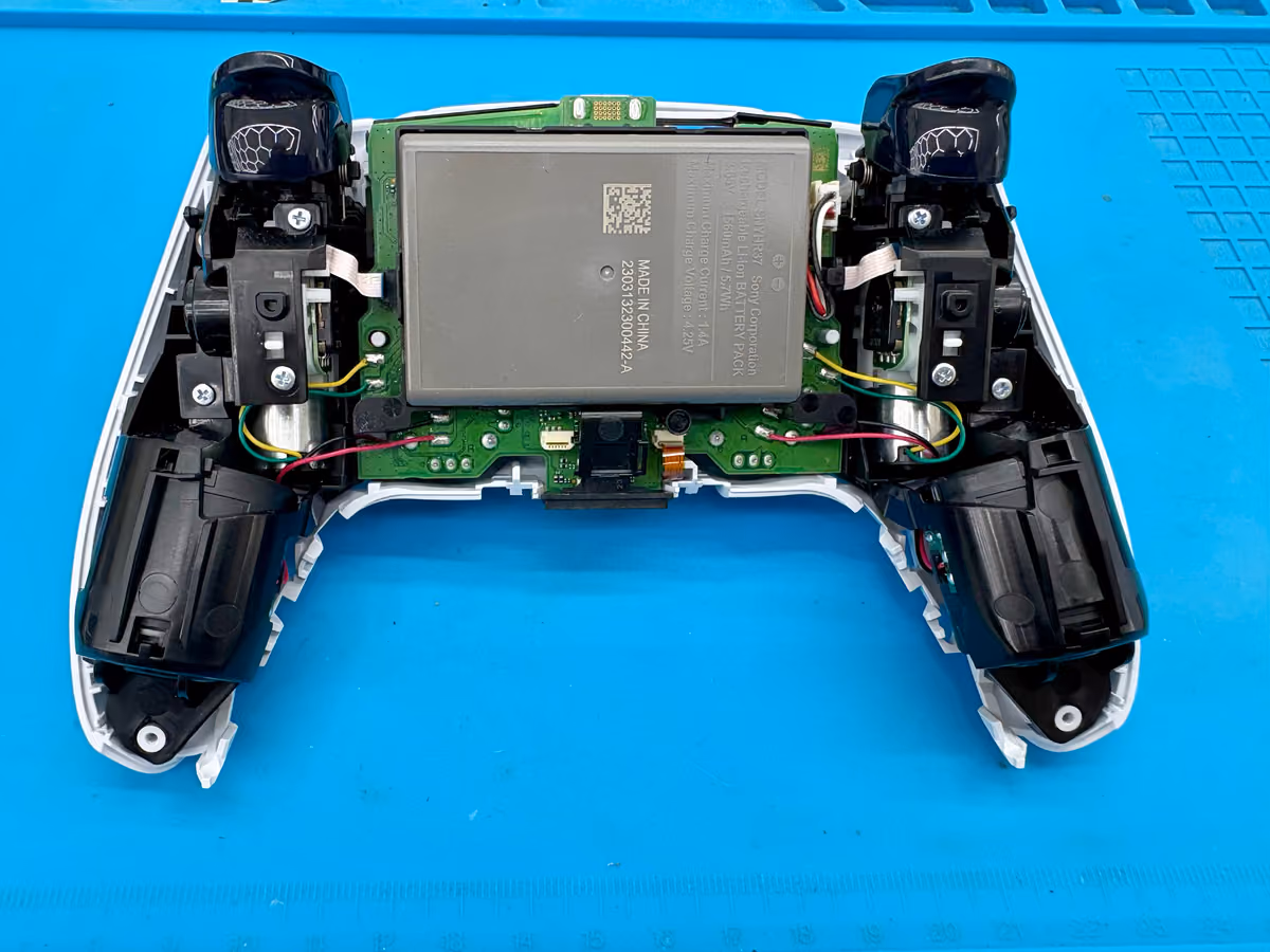 Gedemonteerde controller met de accu en de USB-C printplaat zichtbaar