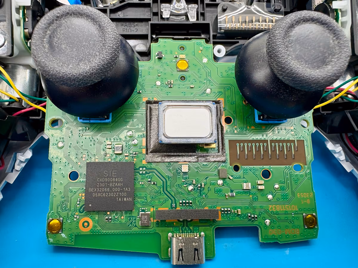 Gedemonteerde controller met de bluetoothmodule op de printplaat zichtbaar