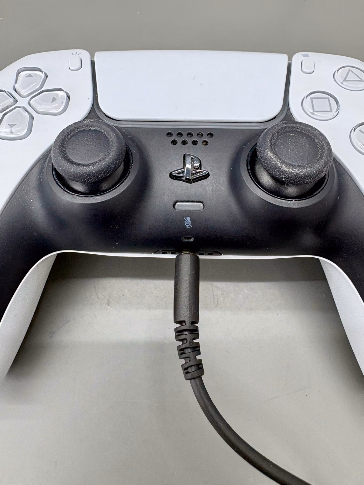 Controller met headset aangesloten via de 3,5mm-aansluiting