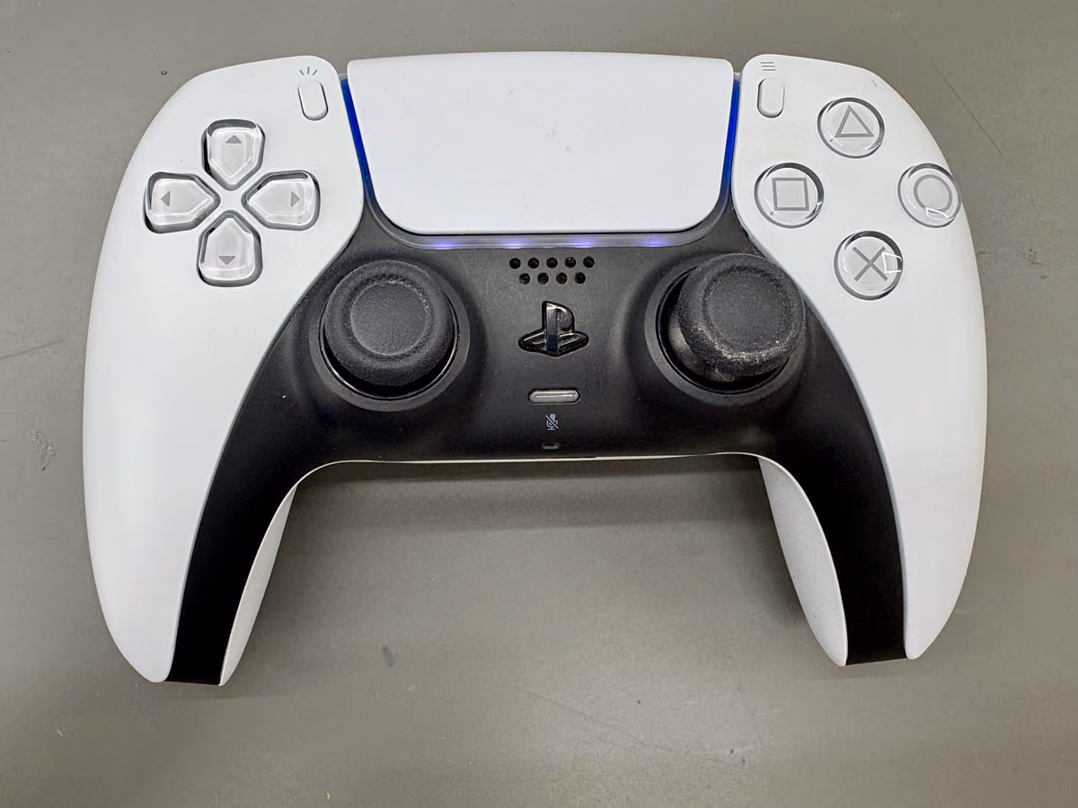 Close-up van de lichtbalk van de controller die knippert tijdens het koppelen