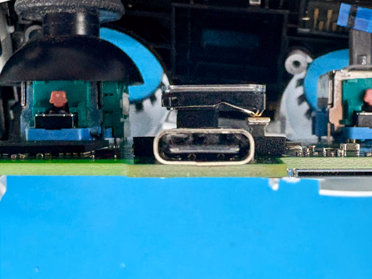 Macro-opname in de USB-C poort van een controller met zichtbaar vuil erin