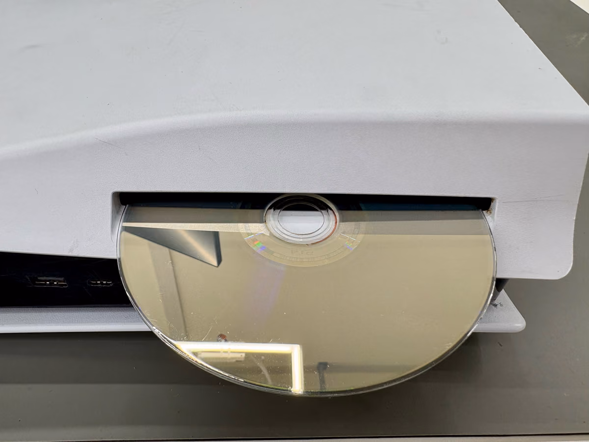 Close-up van een disc die half uit de sleuf steekt