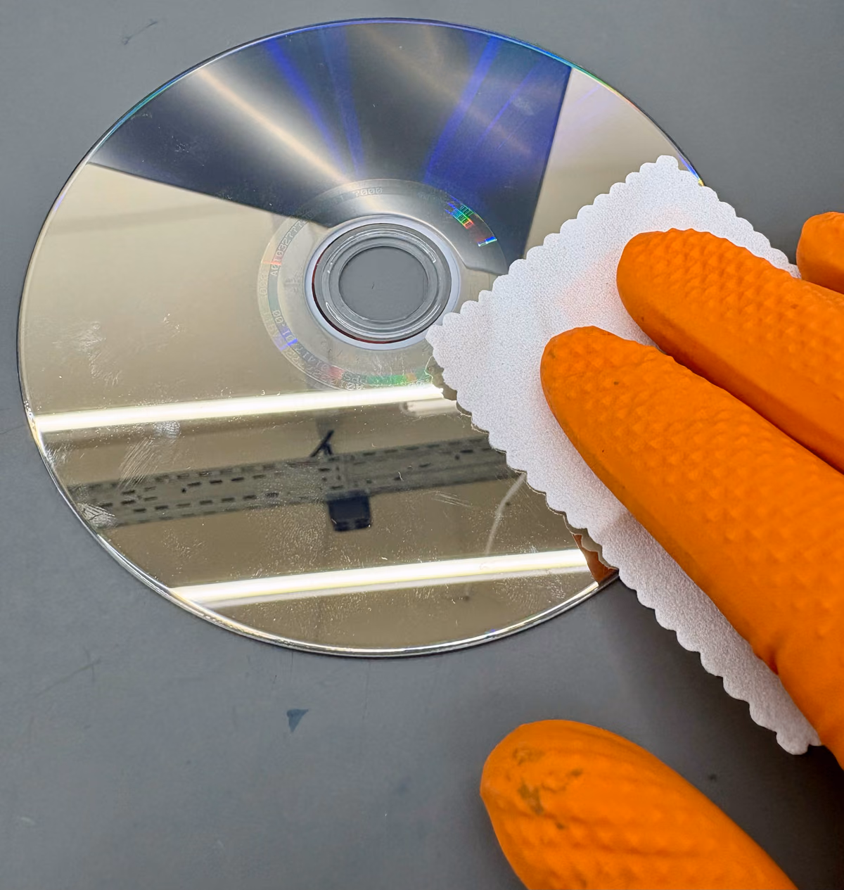 Disc die met een microvezeldoek wordt schoongemaakt, van het midden naar de rand