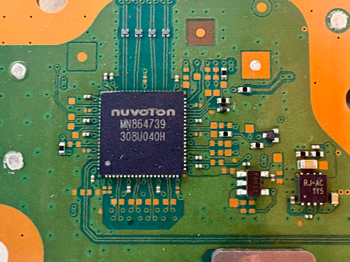 Macro-opname van de HDMI-chip op het moederbord van een PS5