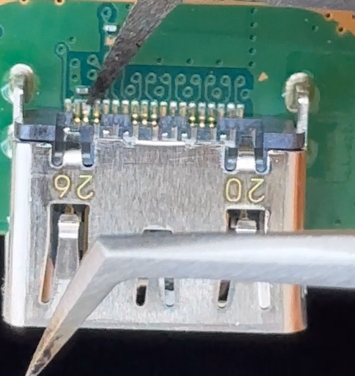 Macro-opname van de HDMI-poort van de console tijdens de diagnose