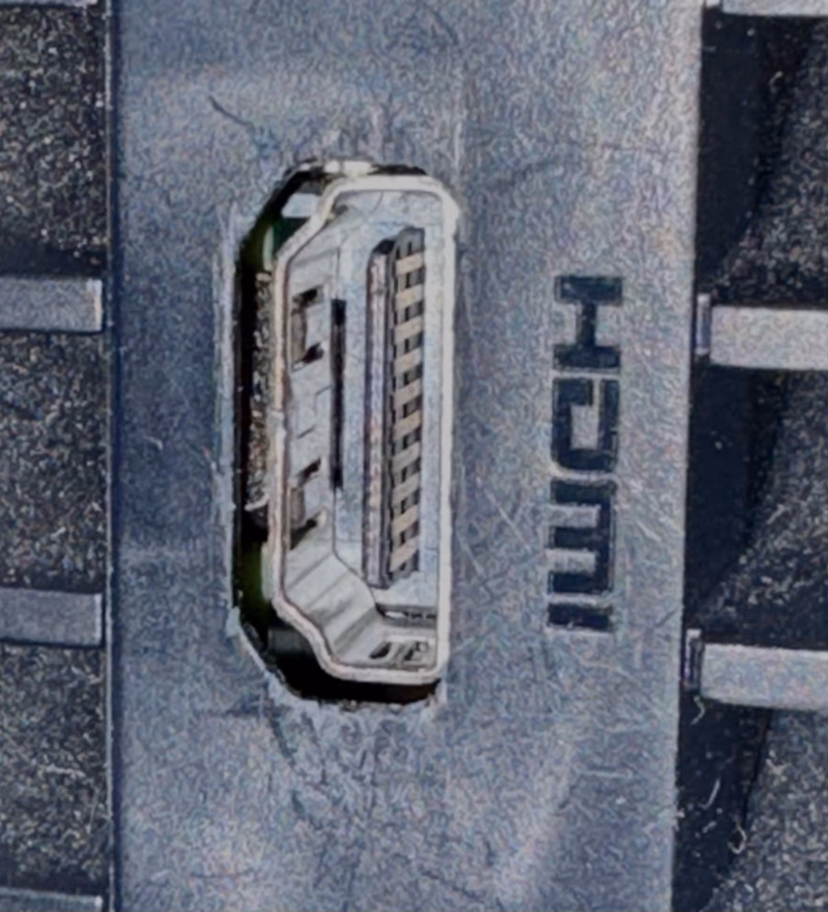 Een intacte HDMI-poort ter vergelijking, met alle pinnen recht