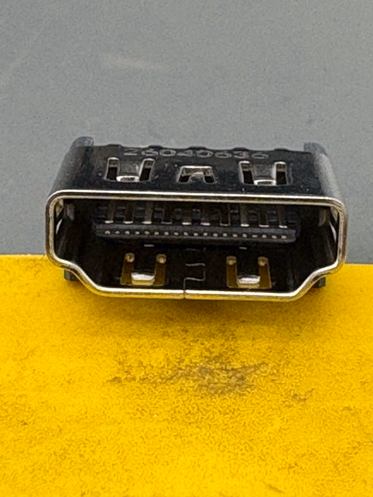 Macro-opname van een intacte HDMI-poort met alle pinnen recht, als vergelijkingsbeeld
