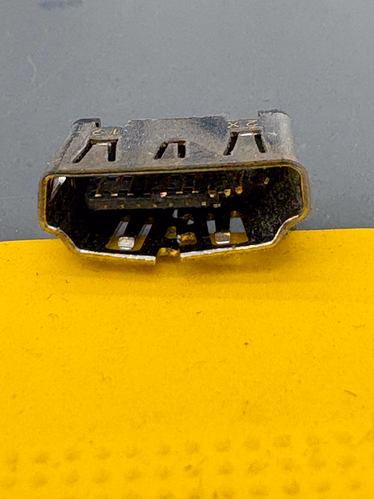Een verbogen pin in de HDMI-poort van een PS5, zichtbaar bij een close-upcontrole