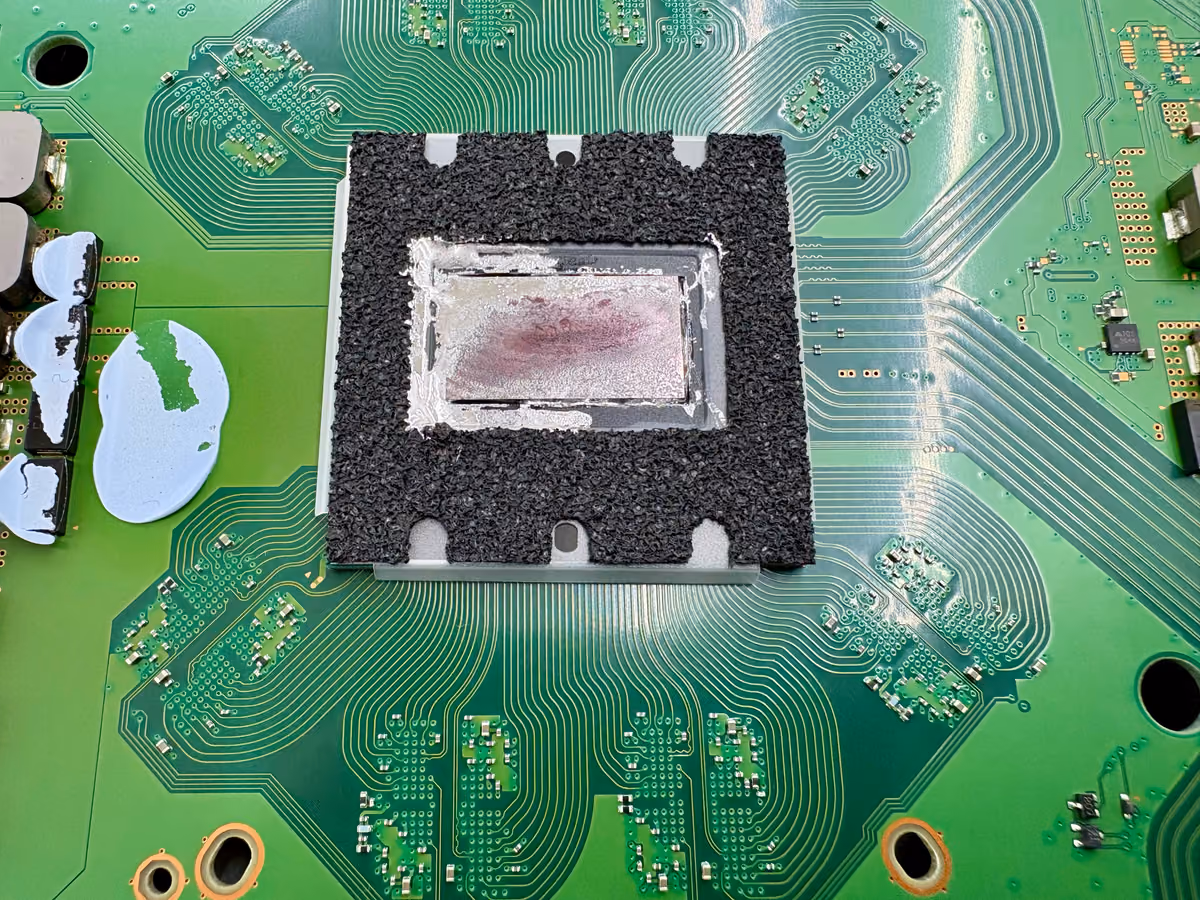 Close-up van verzakte of geoxideerde liquid metal op de processor