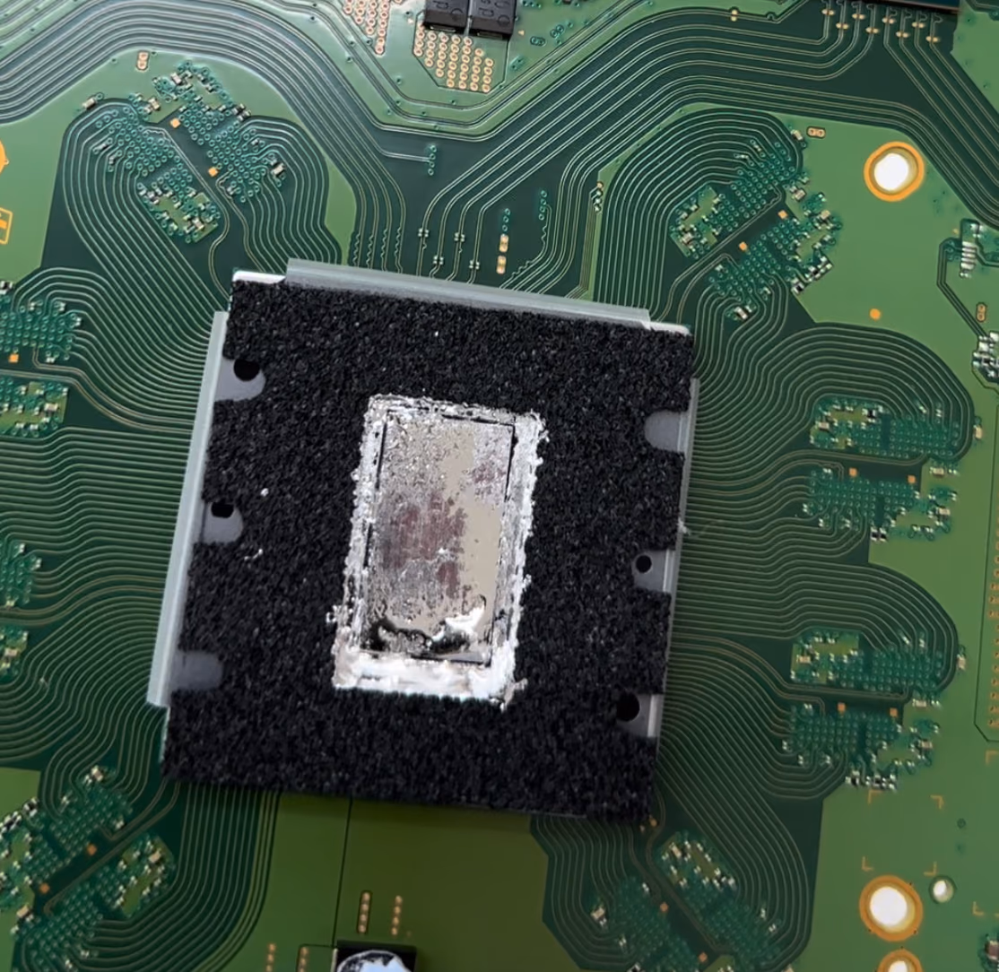 Verzakt liquid metal op de processor van een PS5