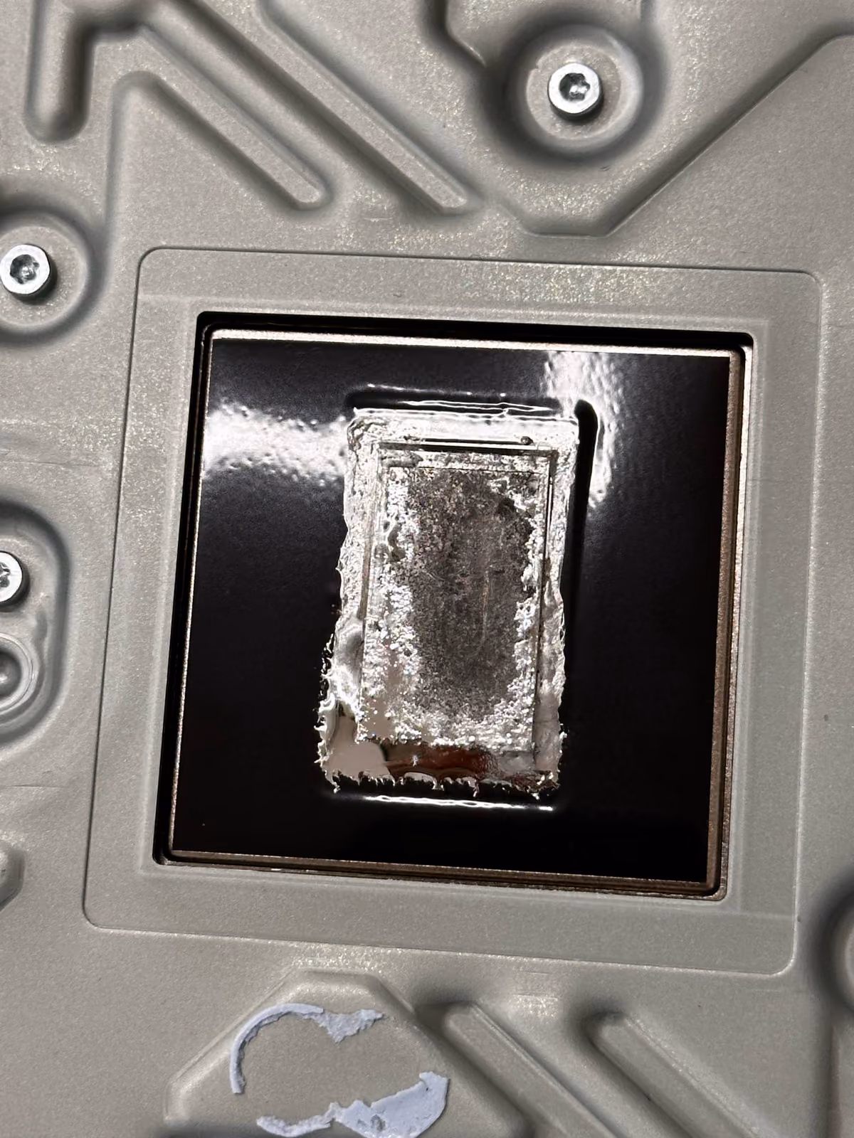 Oud, verzakt liquid metal wordt verwijderd voordat er vers wordt aangebracht