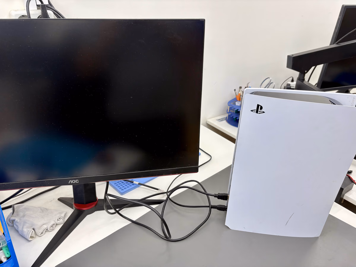 PS5 rechtstreeks op de tv aangesloten, met de soundbar er zichtbaar tussenuit gehaald