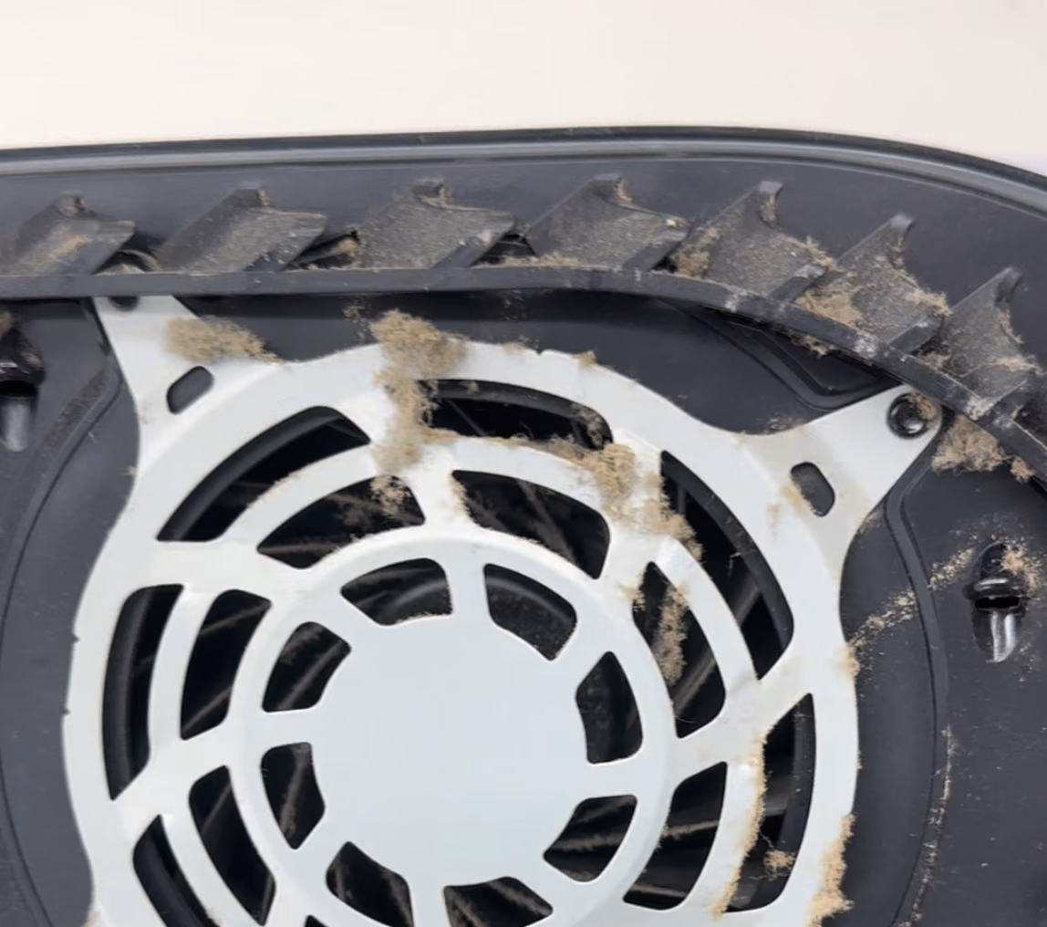 Stof in de ventilatieopeningen en tussen de koelribben van een PS5