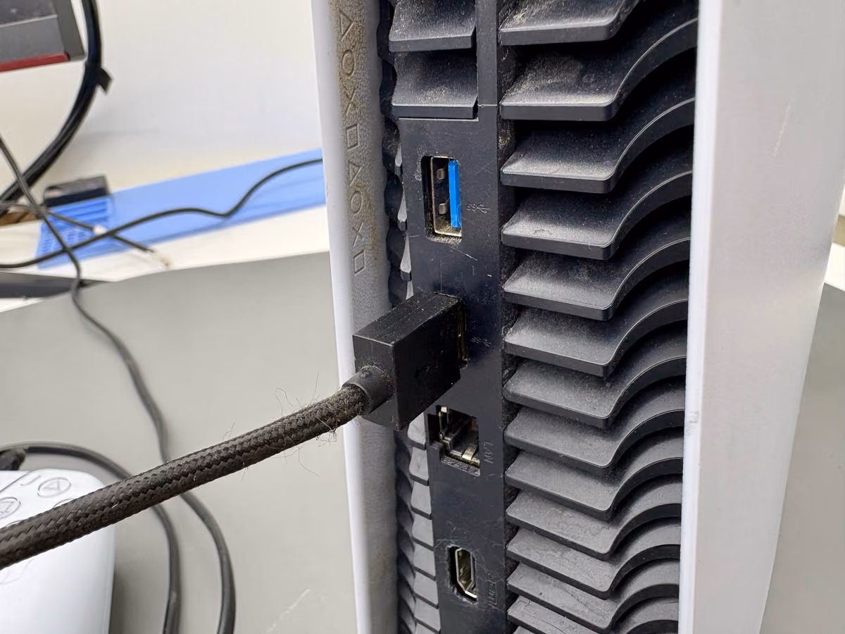 Een kabel testen op de USB-poort aan de achterkant van een PS5