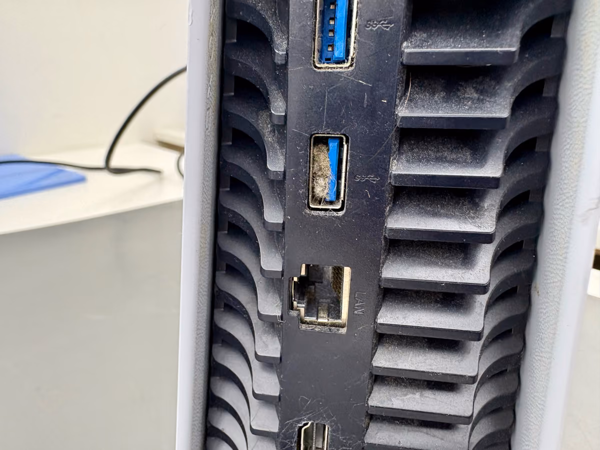 Macro-opname in een USB-poort met zichtbaar stof of pluis erin