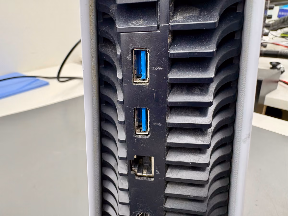 Overzichtsfoto van de achterkant van de console met de USB-poorten in beeld
