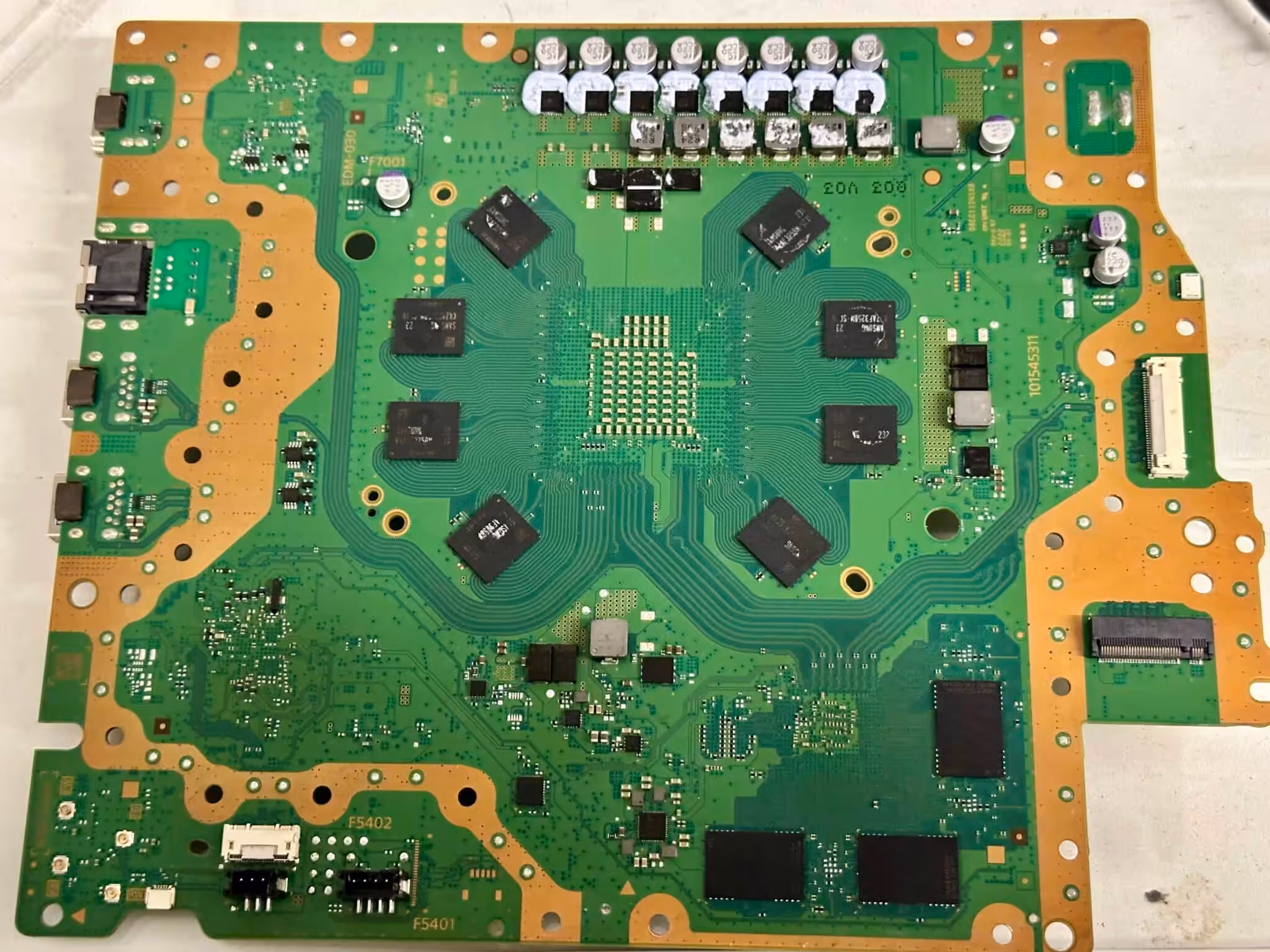 Moederbord van een PlayStation 5 op de werkbank tijdens een diagnose