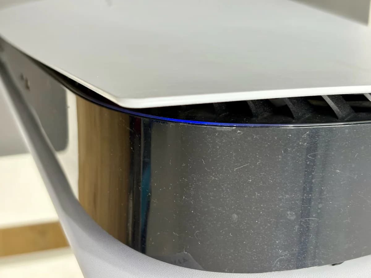 Close-up van het blauw pulserende powerlampje van een PS5 op de werkbank