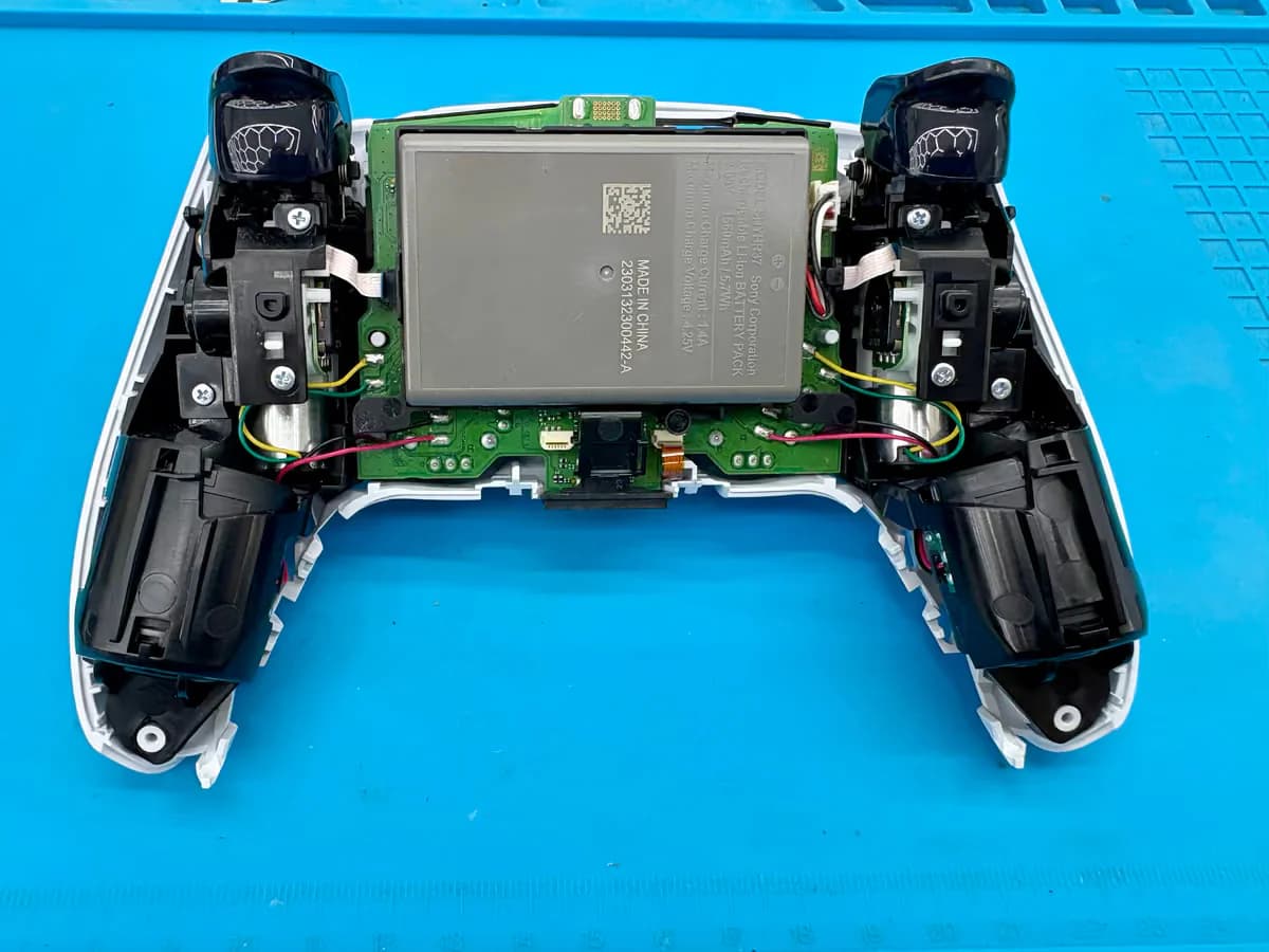 Gedemonteerde controller met de accu en de USB-C printplaat zichtbaar