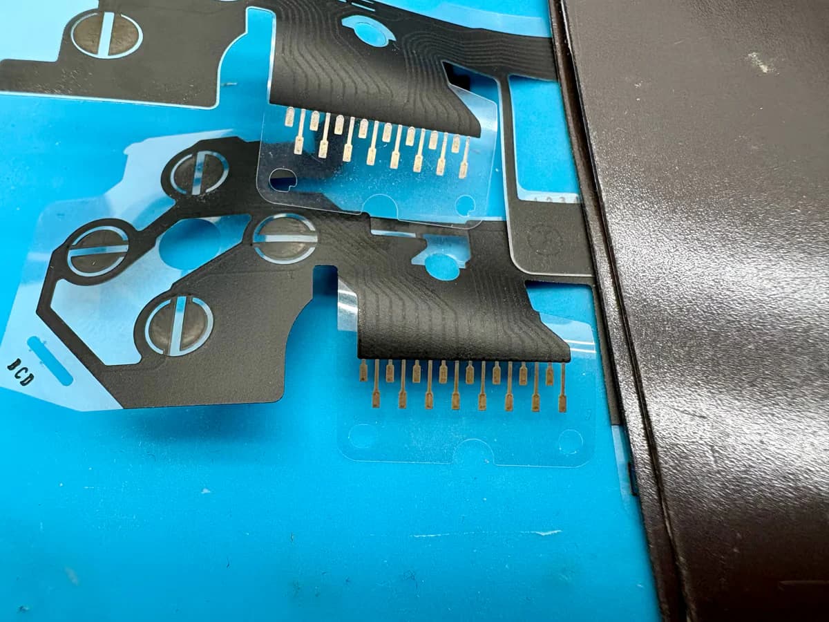 Nieuw en versleten contactmatje naast elkaar ter vergelijking