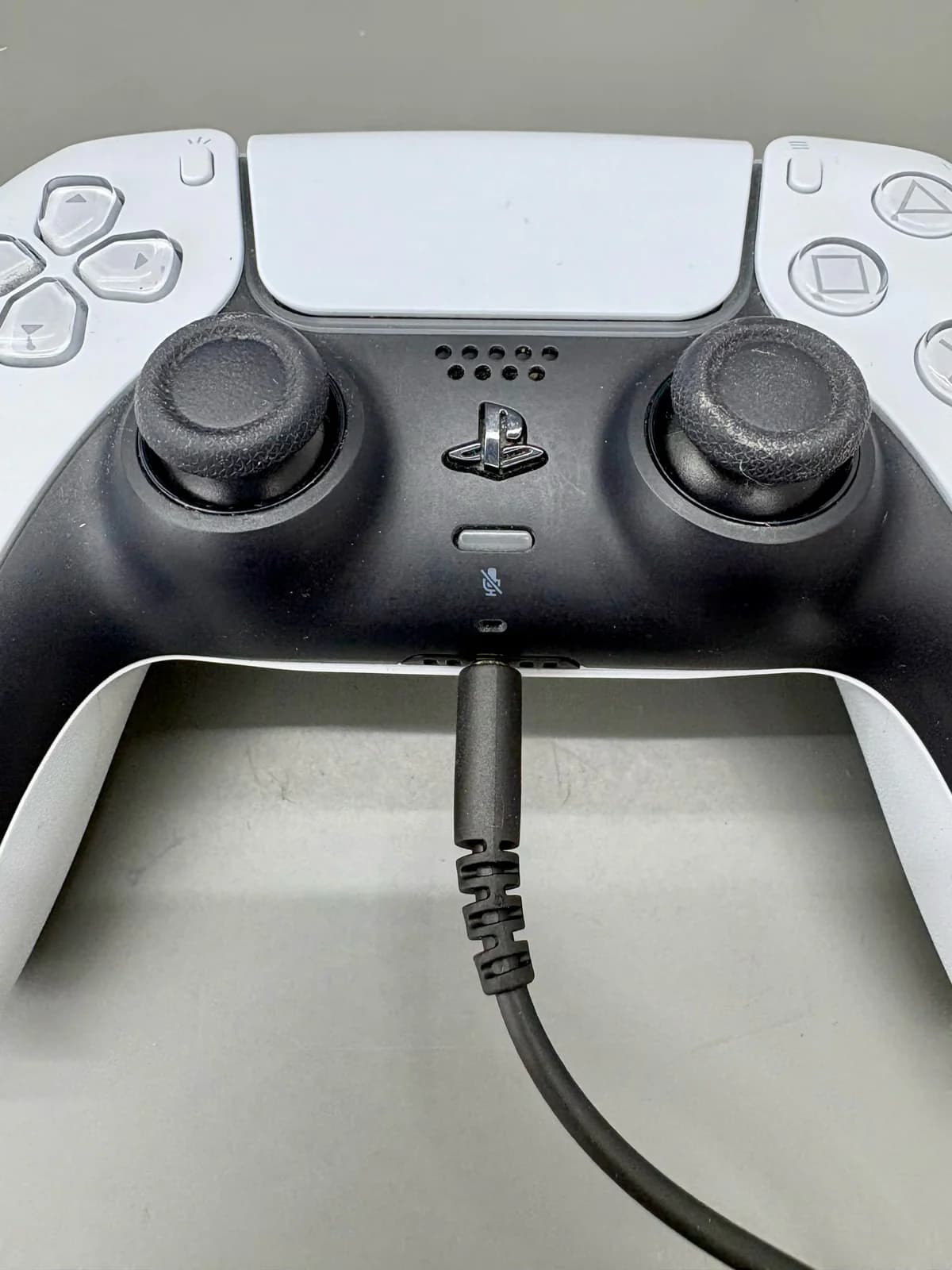 Controller met headset aangesloten via de 3,5mm-aansluiting