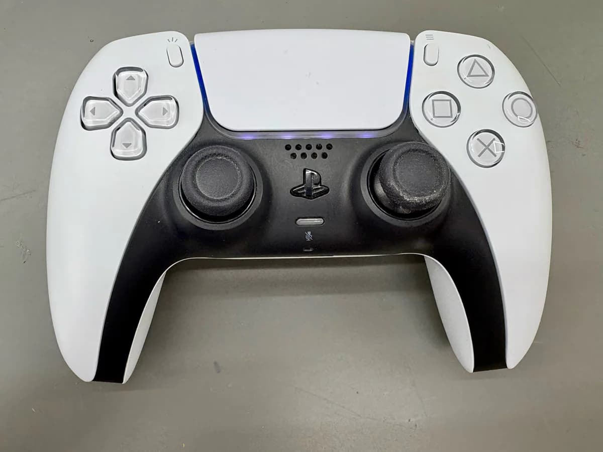 Close-up van de lichtbalk van de controller die knippert tijdens het koppelen