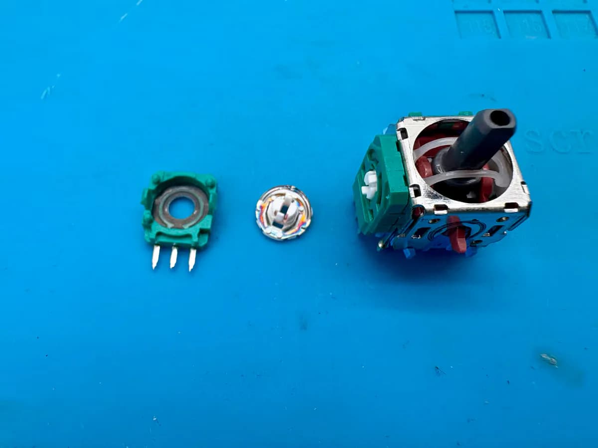 Versleten koolstofbaan in de potmeter van een DualSense-duimstick, onder de microscoop