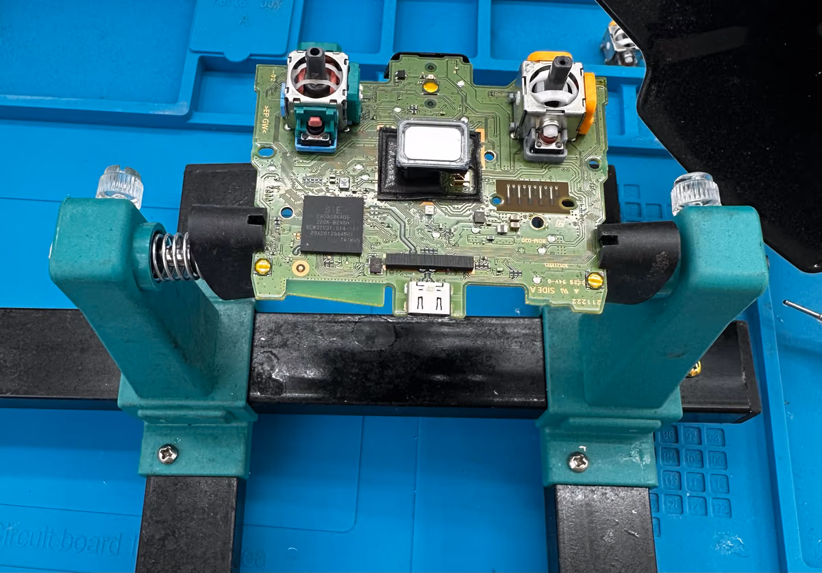 De stickmodule van een PS5-controller wordt op de printplaat gesoldeerd