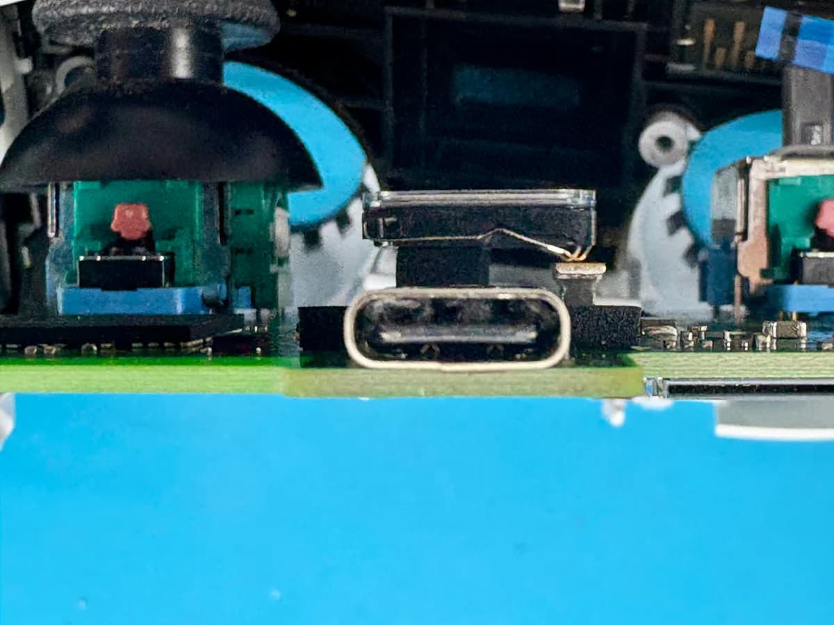 Macro-opname in de USB-C poort van een controller met zichtbaar vuil erin