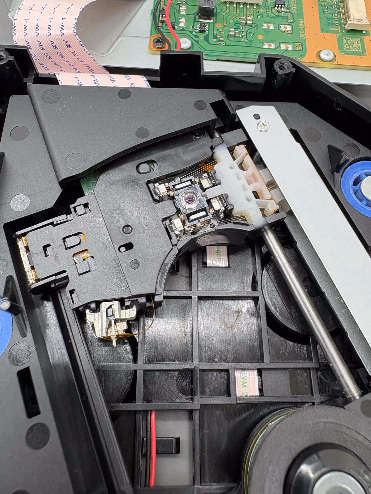 Close-up van de laserlens in de disc drive van een spelcomputer