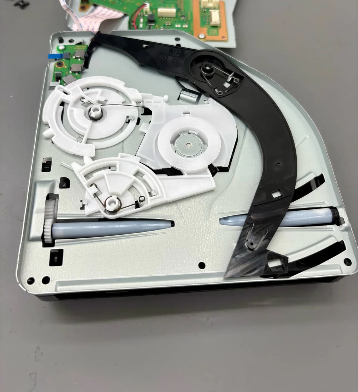 Geopende disc drive met de rollers en geleiders duidelijk zichtbaar