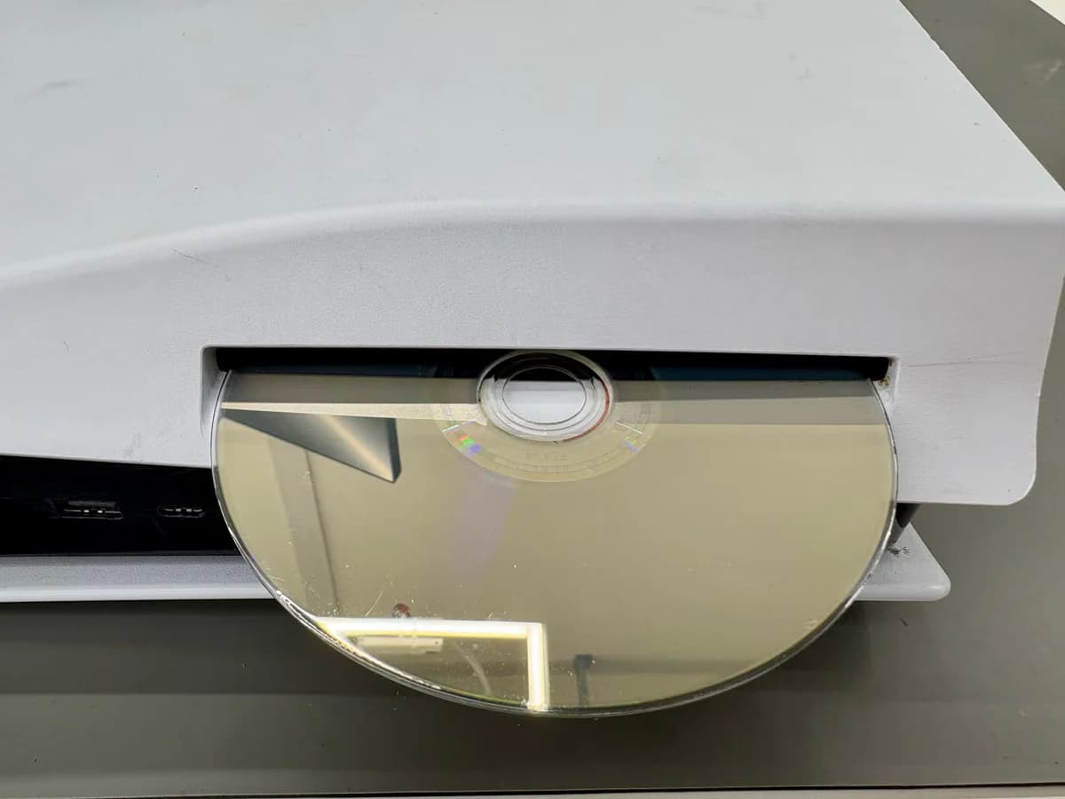 Close-up van een disc die half uit de sleuf steekt