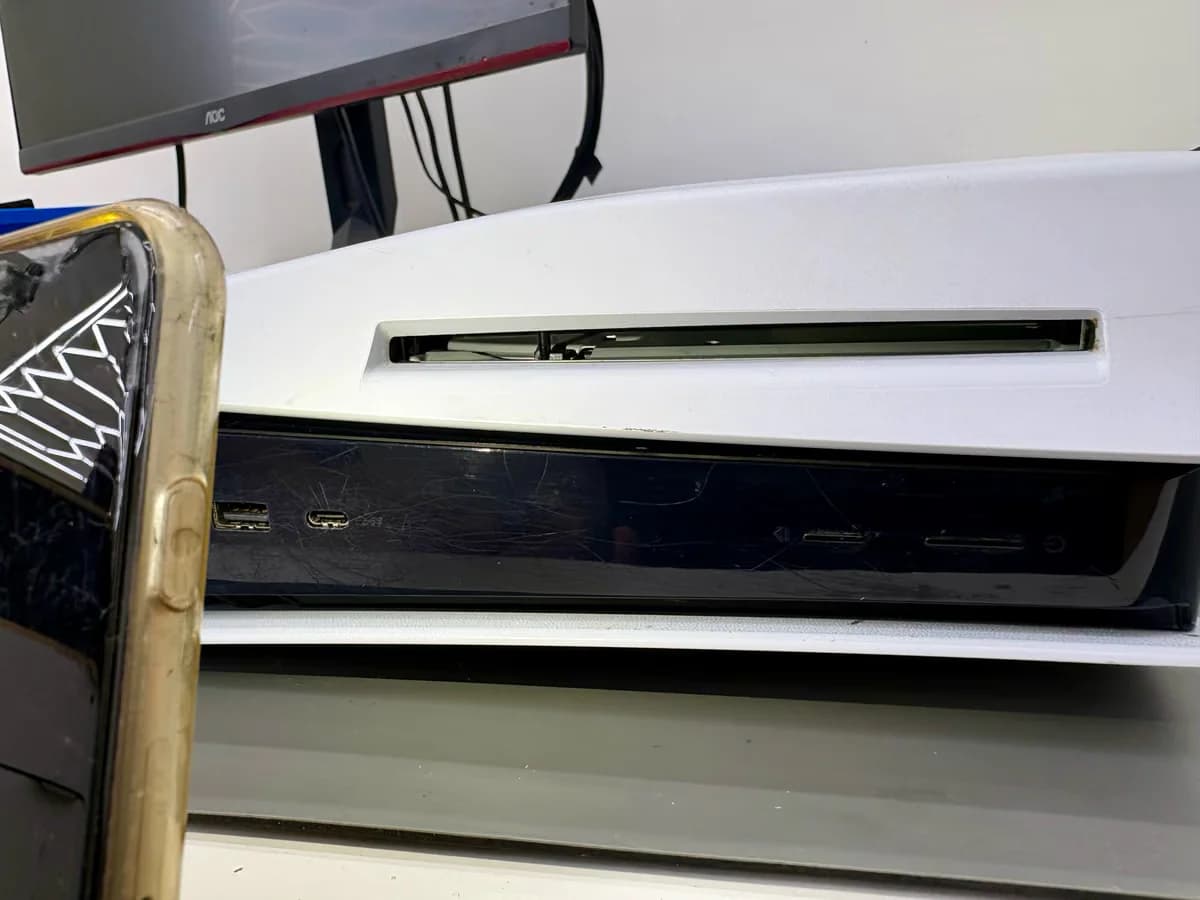 Met een zaklamp in de discsleuf schijnen om te controleren op een tweede disc