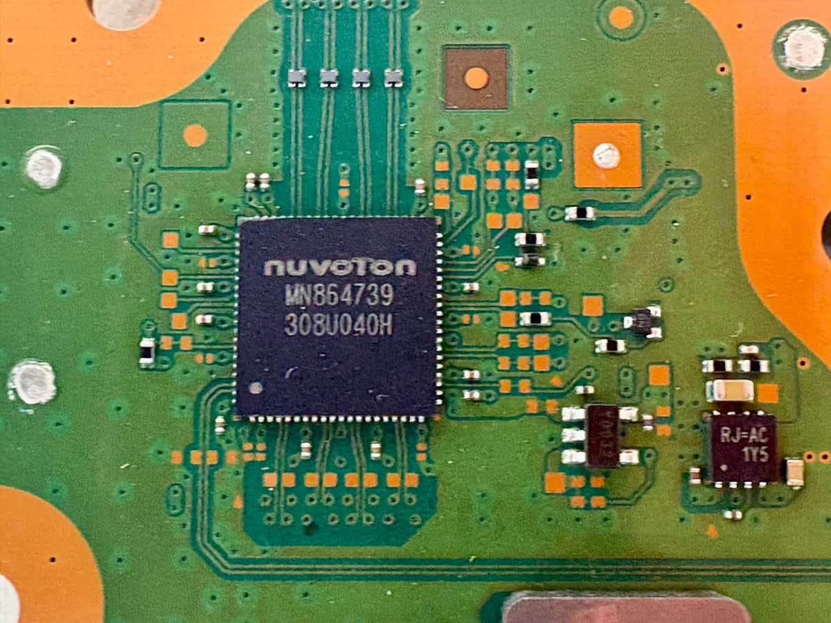 Macro-opname van de HDMI-chip op het moederbord van een PS5