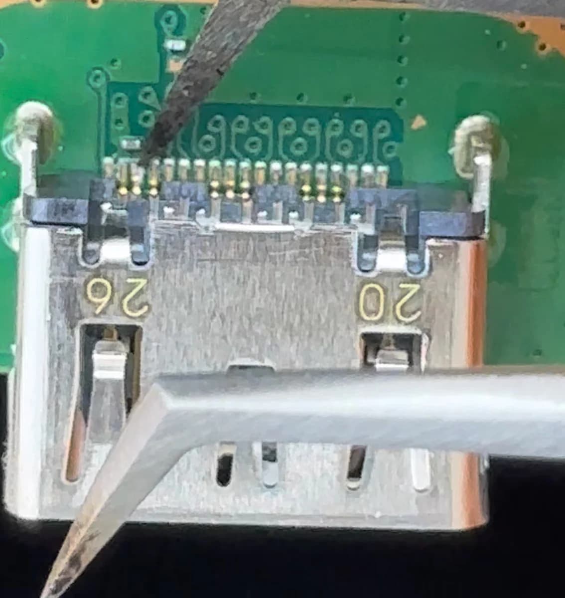 Macro-opname van de HDMI-poort van de console tijdens de diagnose