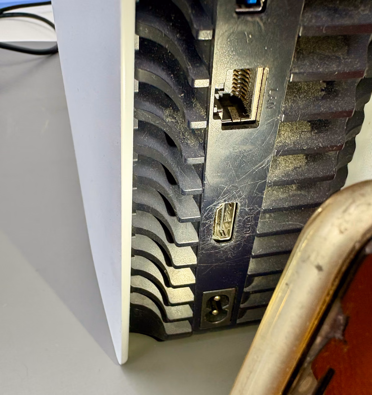 Monteur die met een zaklamp in de HDMI-poort schijnt tijdens de diagnose