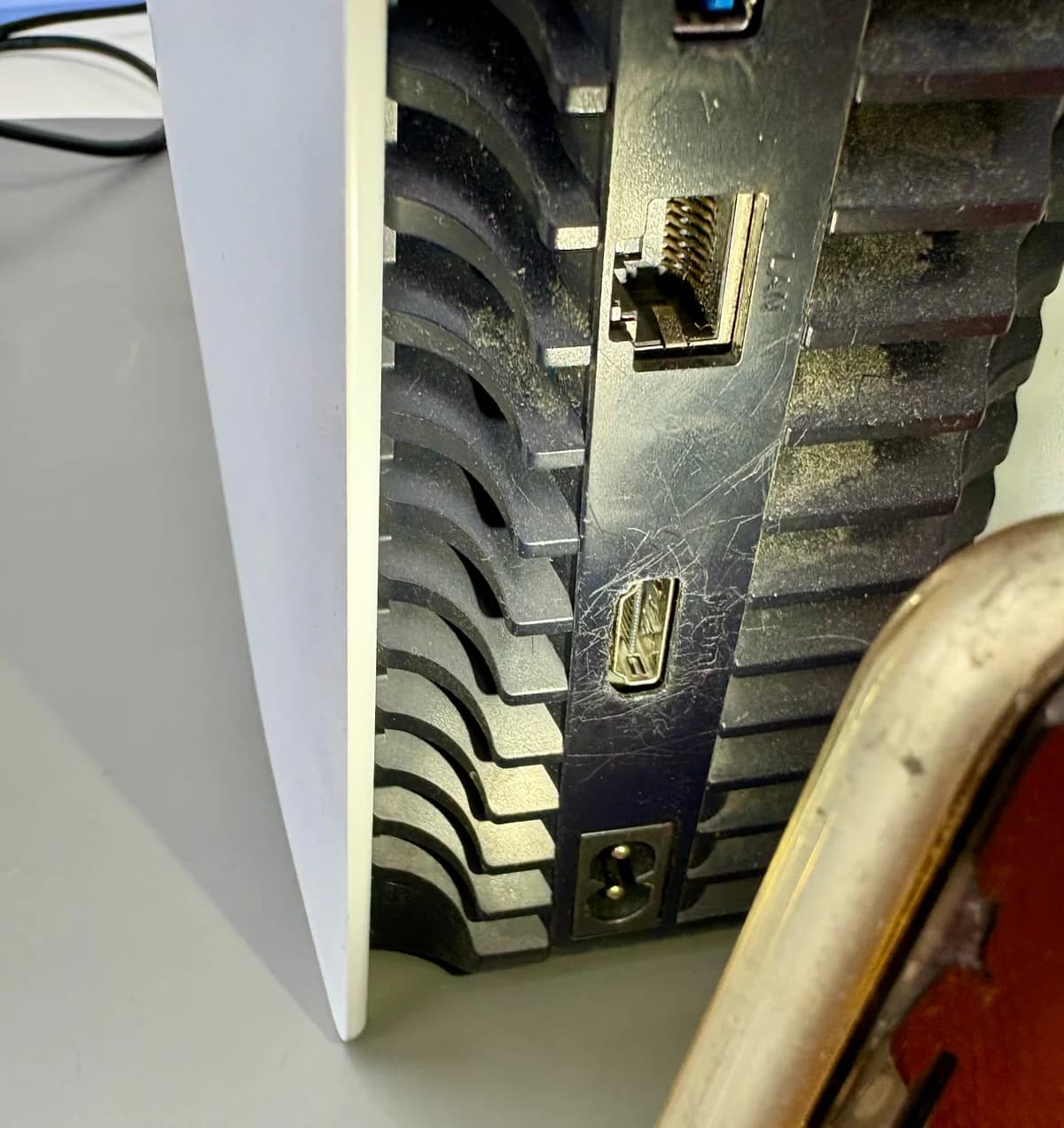 Met een zaklamp in een poort aan de achterkant van de PS5 kijken