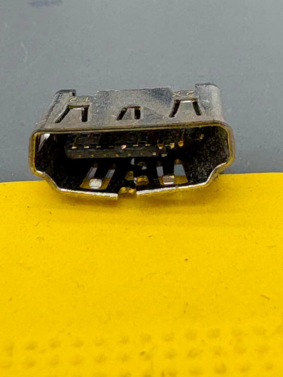 Een verbogen pin in de HDMI-poort van een PS5 na peuteren met gereedschap