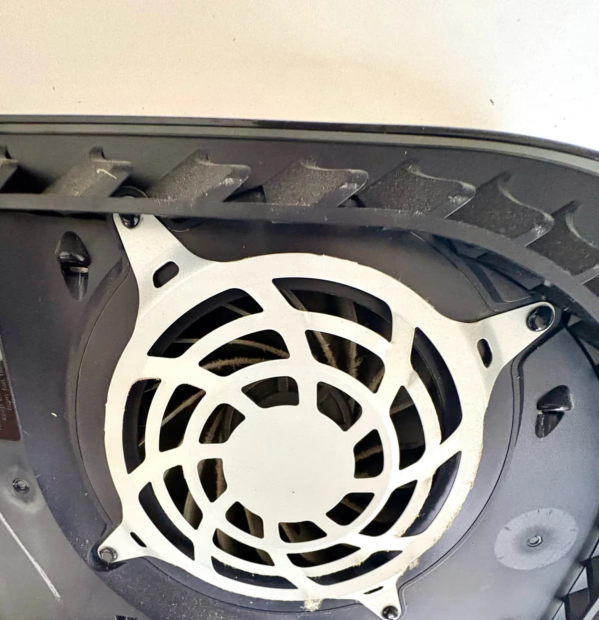 Stof tussen de koelribben van een PS5, dat samen met verzakt liquid metal voor oververhitting zorgt
