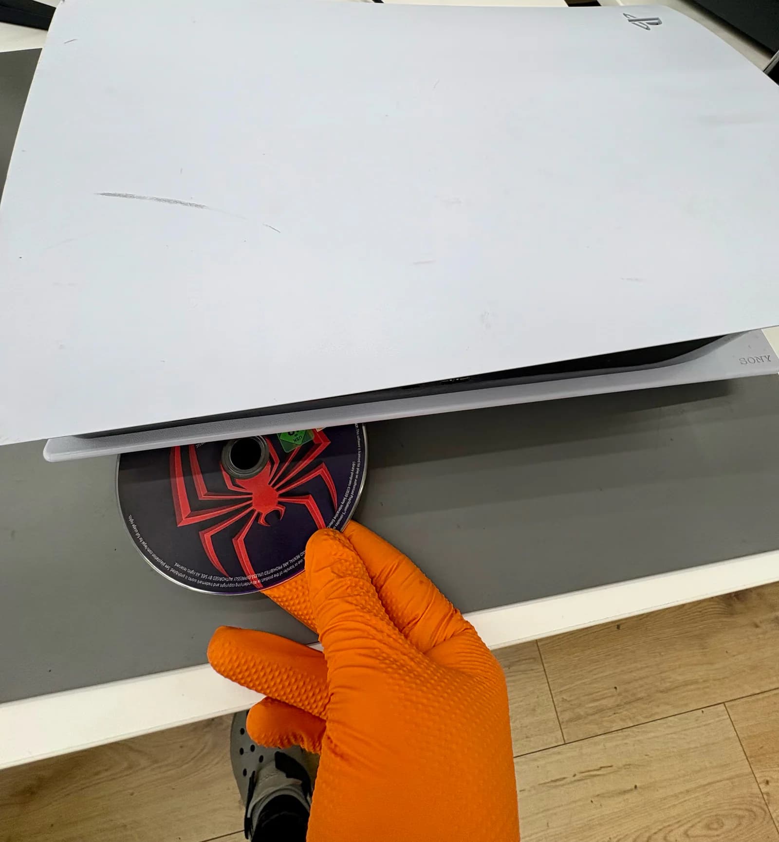 Een PS5 die geen discs meer leest wordt onderzocht op de werkbank