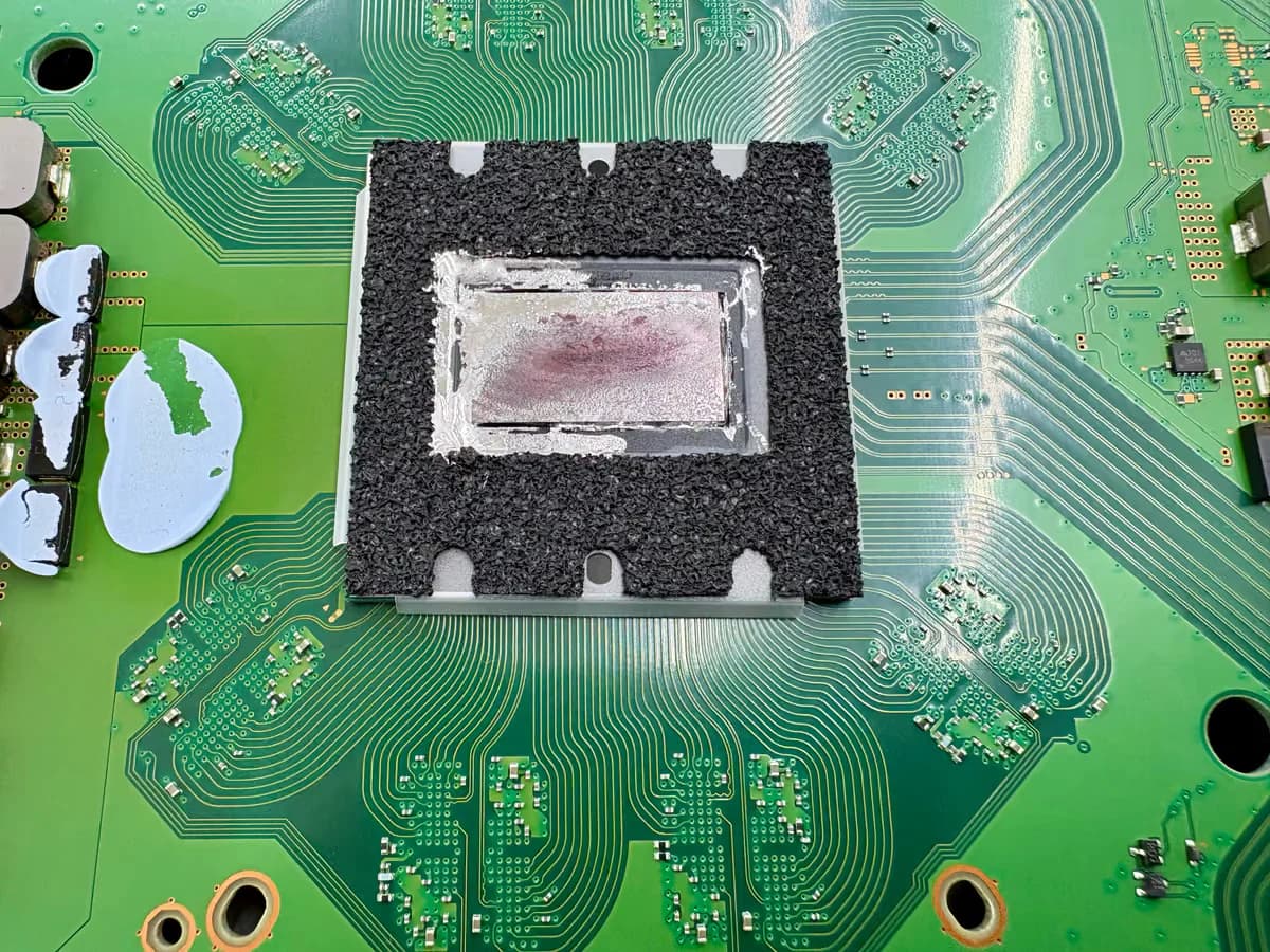 Close-up van verzakte of geoxideerde liquid metal op de processor