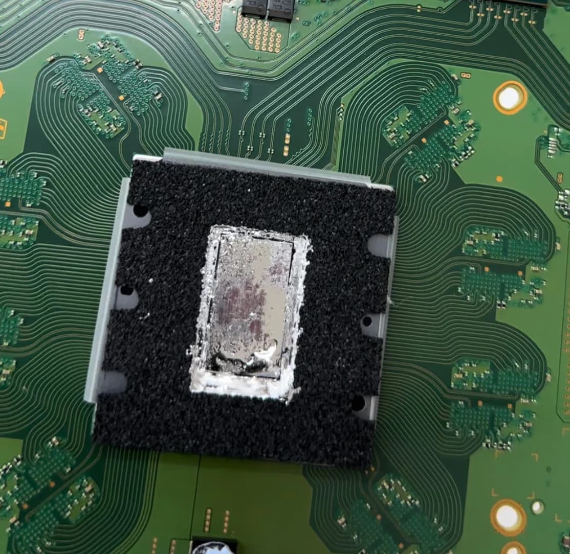 Verzakt liquid metal op de processor van een PS5, zichtbaar met het koelblok eraf