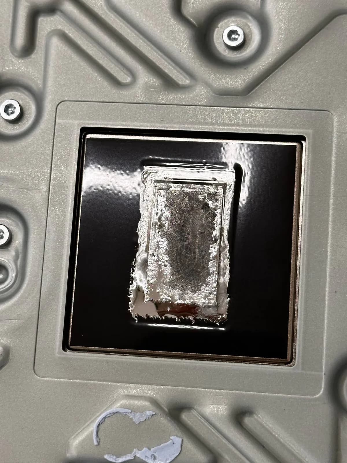 Verzakt liquid metal dat tijdens een onderhoudsbeurt vernieuwd wordt