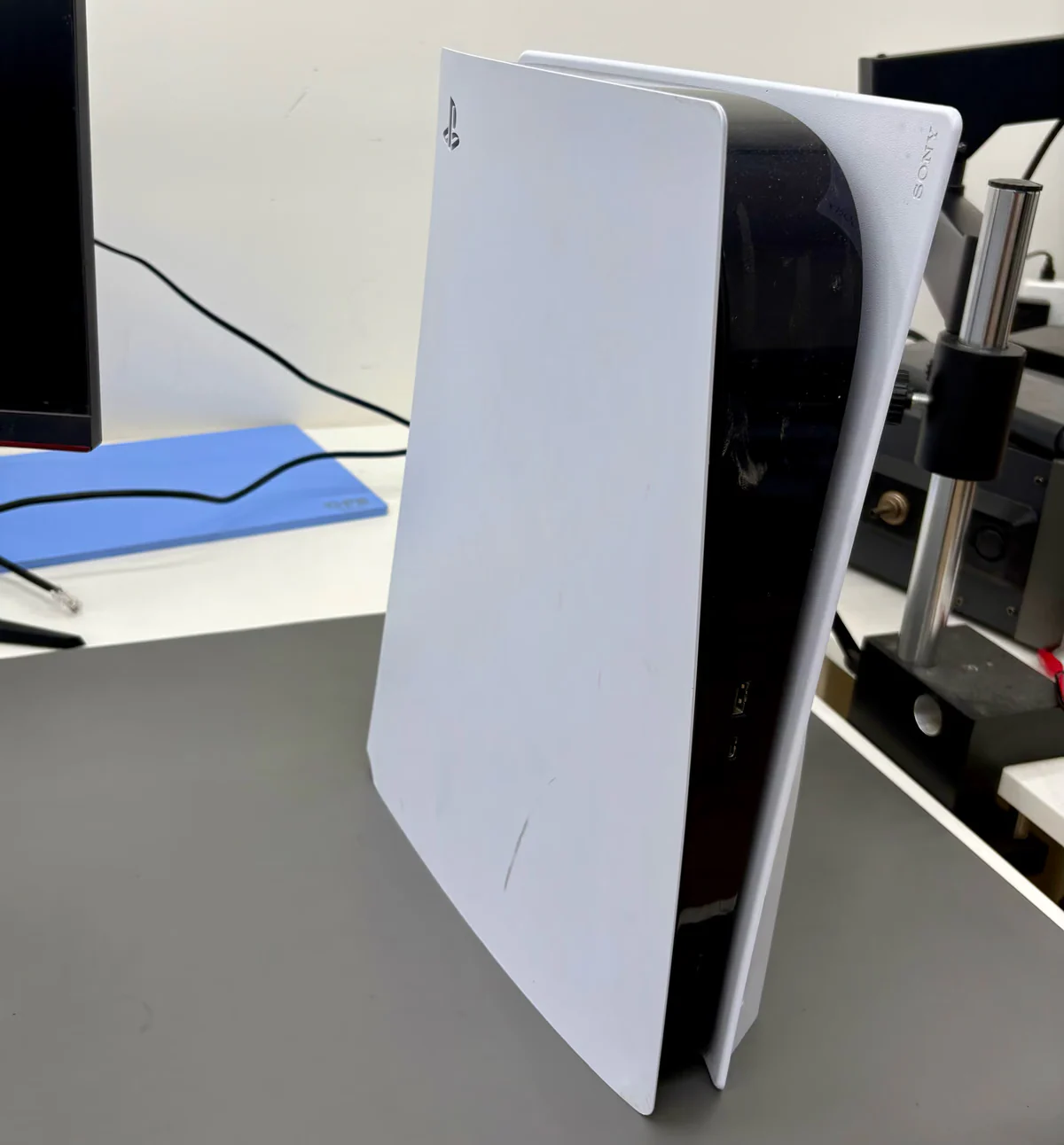 PS5 met vrije ruimte rondom de ventilatieopeningen, staand geplaatst