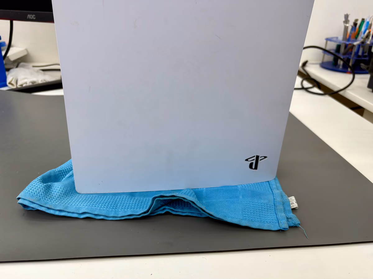 Console rechtop op een handdoek gezet met de openingen naar beneden