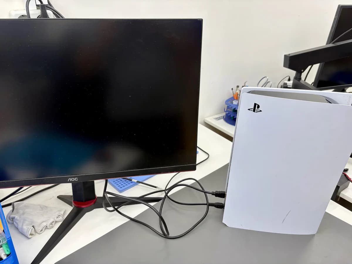 PS5 rechtstreeks op de tv aangesloten, met de soundbar er zichtbaar tussenuit gehaald