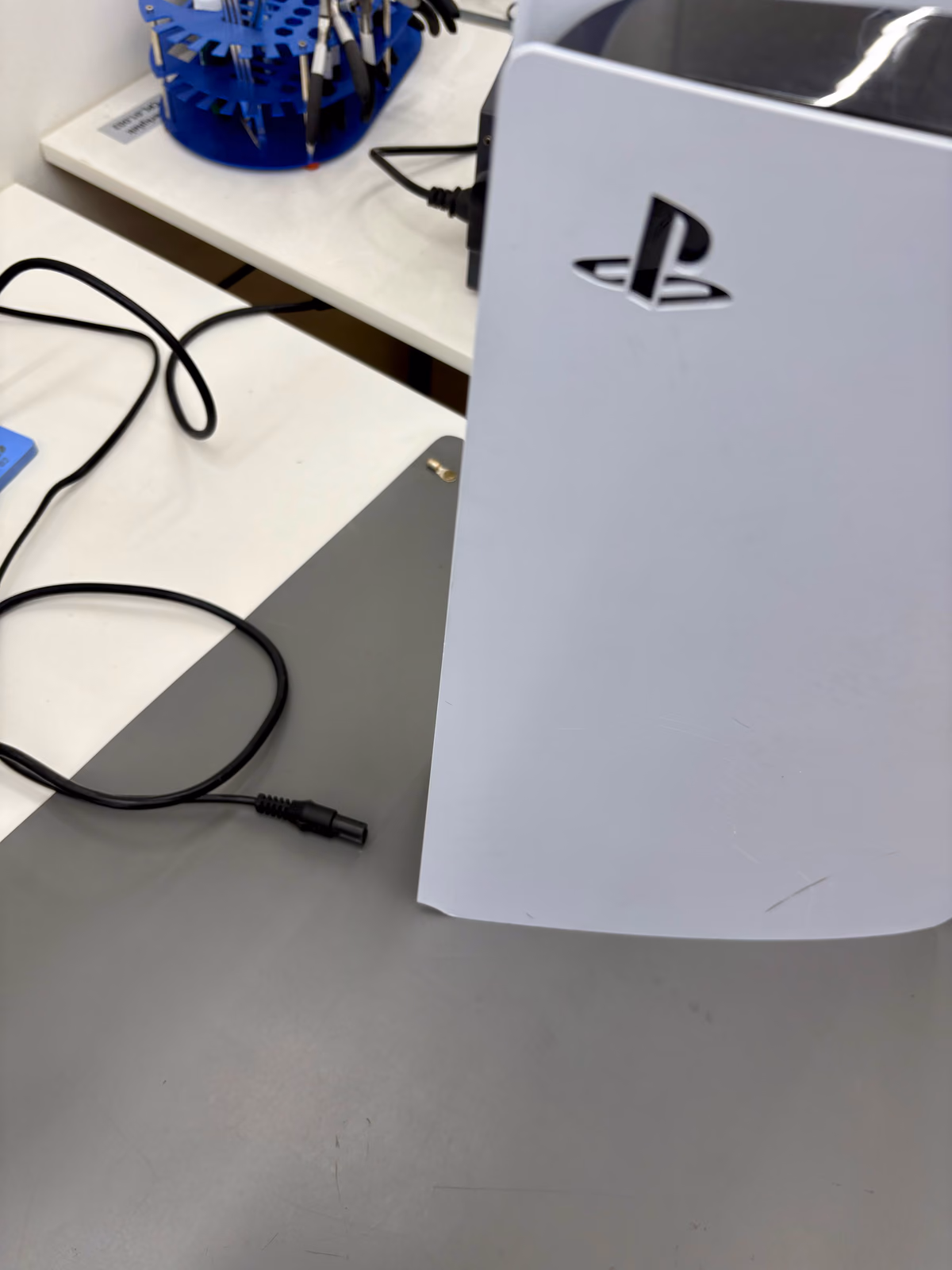 PS5 met de stroomkabel eruit op tafel, ter illustratie van 'stoppen met proberen'