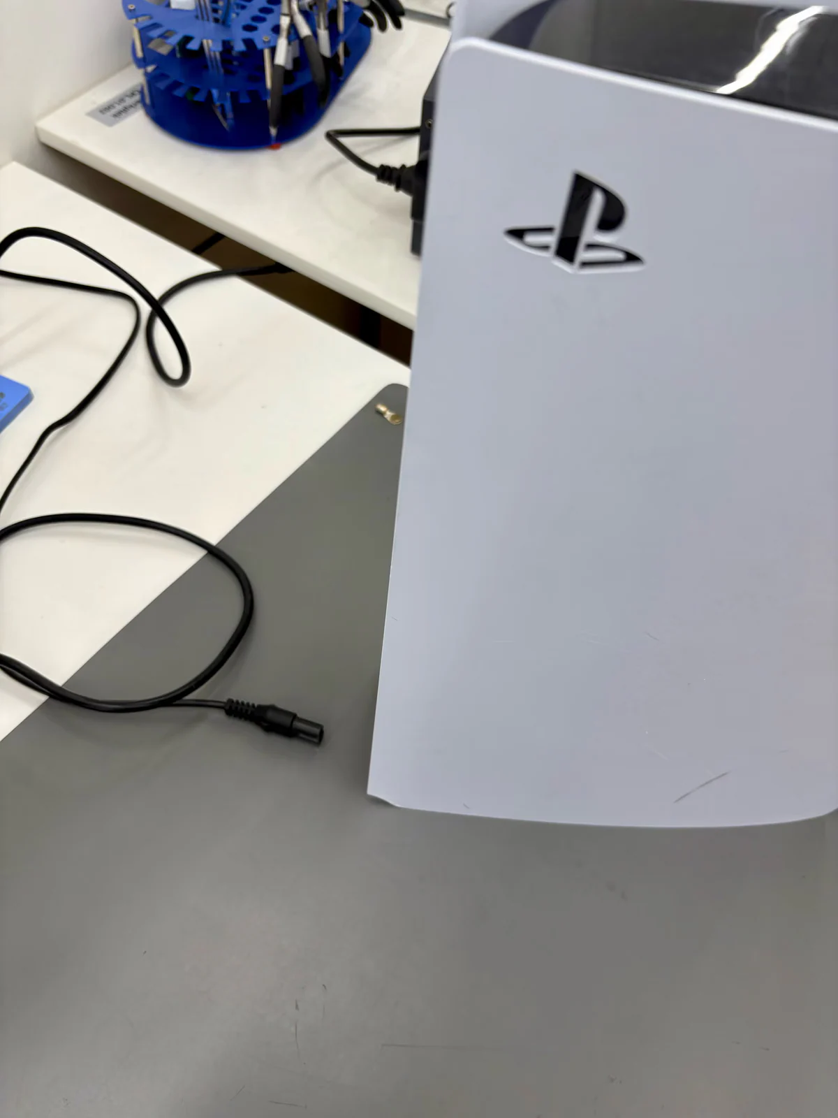PS5 met de stroomkabel eruit op tafel, ter illustratie van 'stoppen met proberen'