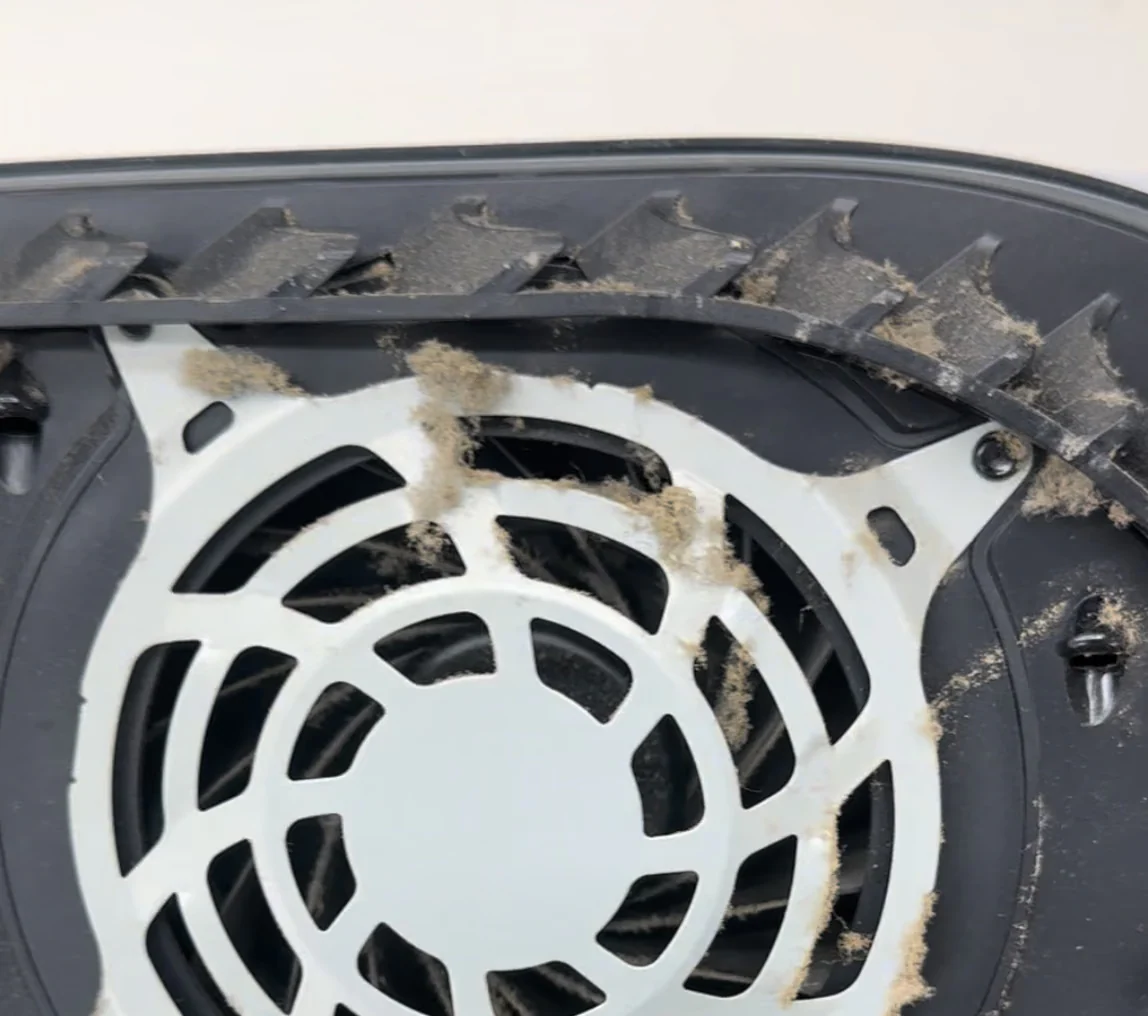 Stofophoping in de ventilatieopeningen van een PS5